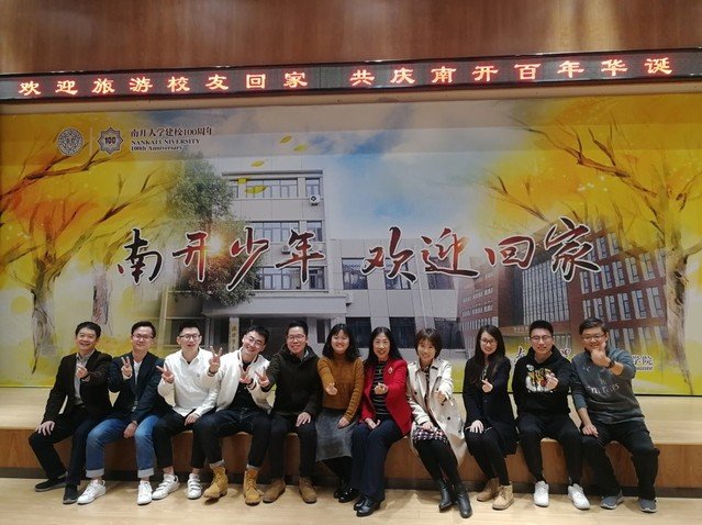 毫不吝惜微笑与拥抱